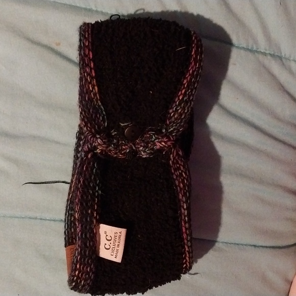 C.C. Exclusives, Women's wrap around earmuffs/head warmer with button - Picture 6 of 9